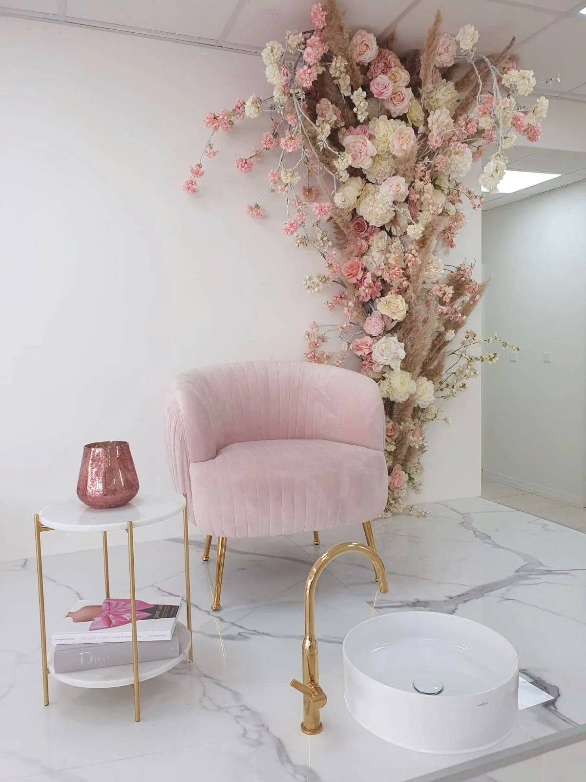 Rosa Sessel und Blumen im Studio